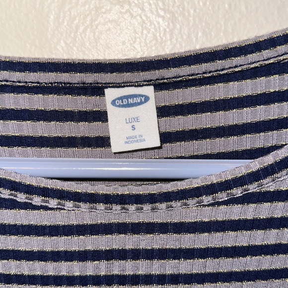 Flowing stretchy Old navy top! - Picture 2 of 4